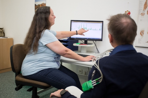 Frau zeigt auf Monitor Frau zeigt auf Monitor