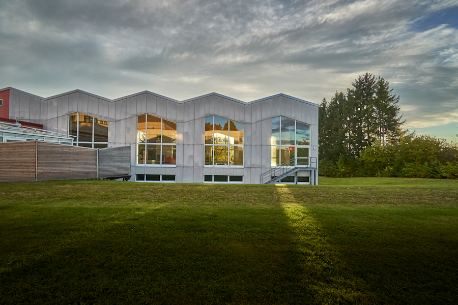 Rückfront der Klinik Auental mit Wiese Rückfront der Klinik Auental mit Wiese