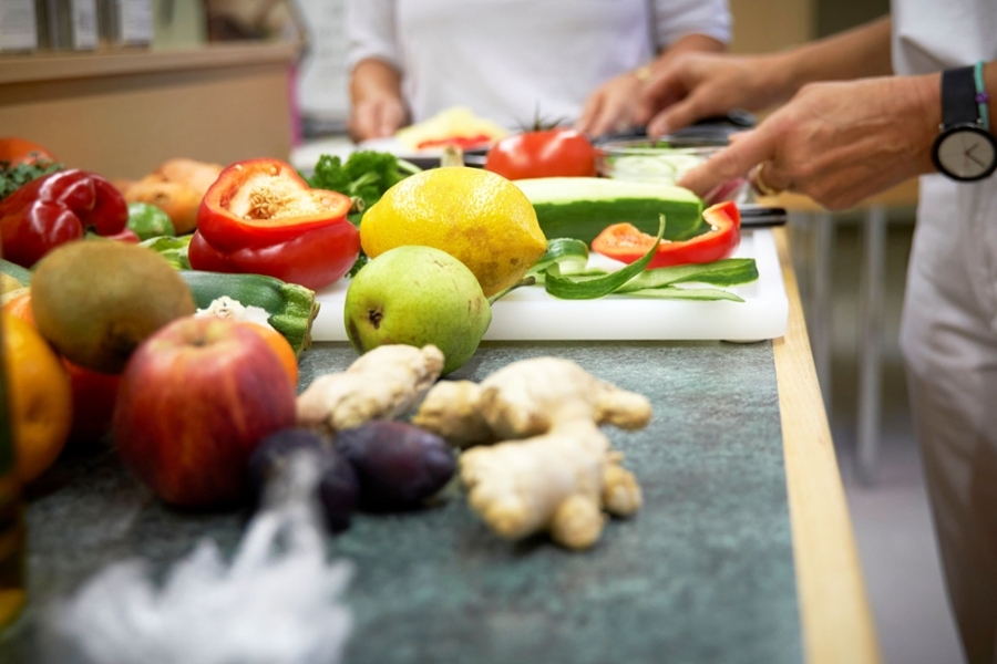 Diätlehrküche mit frischen Zutaten Diätlehrküche mit frischen Zutaten
