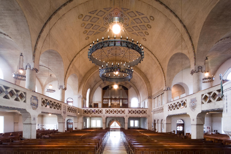 Kirchenschiff der Lutherkirche mit Gewölbedecke Kirchenschiff der Lutherkirche mit Gewölbedecke