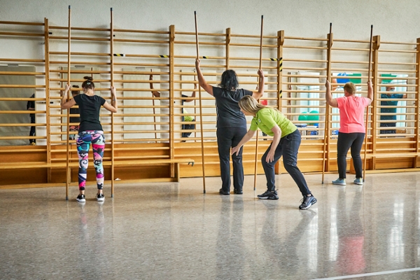 Rehabilitandinnen beim Training in der Halle