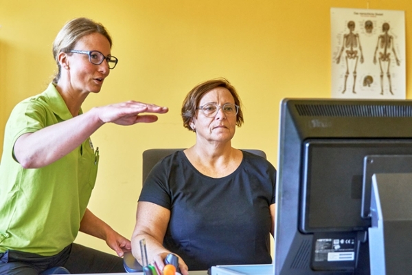 Zwei Frauen am PC