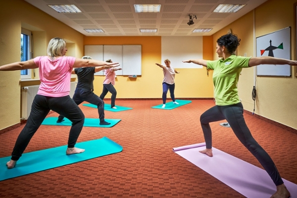 Frauengruppe bei Sportübungen