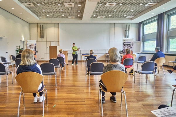 Mehrere Personen sitzen im Vortragsraum bei einem Vortrag Mehrere Personen sitzen im Vortragsraum bei einem Vortrag